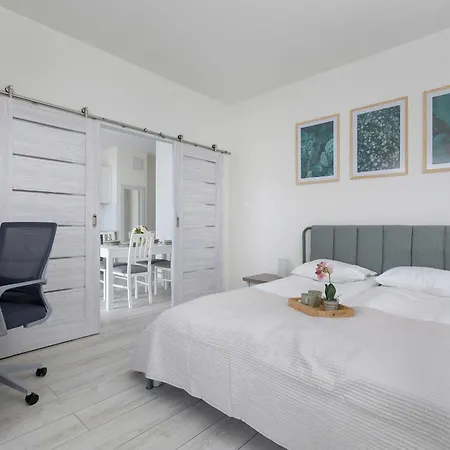 Apartamento Bright In Cracow Center With Terrace, Desk And Bathtub By Renters Cracovia