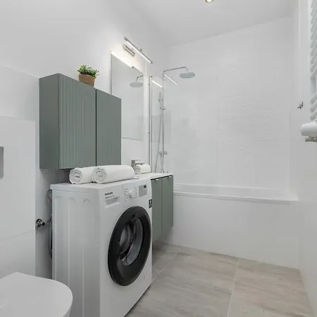 Bright In Cracow Center With Terrace, Desk And Bathtub By Renters Cracovia
